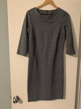 Gray Plaid Dress with Silver Details that looks amazing on - Size 6 - Olsen